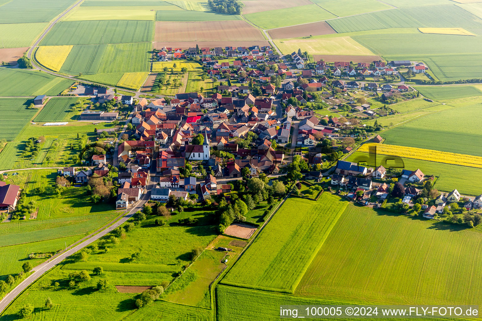 Vue aérienne de Du sud à le quartier Ebertshausen in Üchtelhausen dans le département Bavière, Allemagne