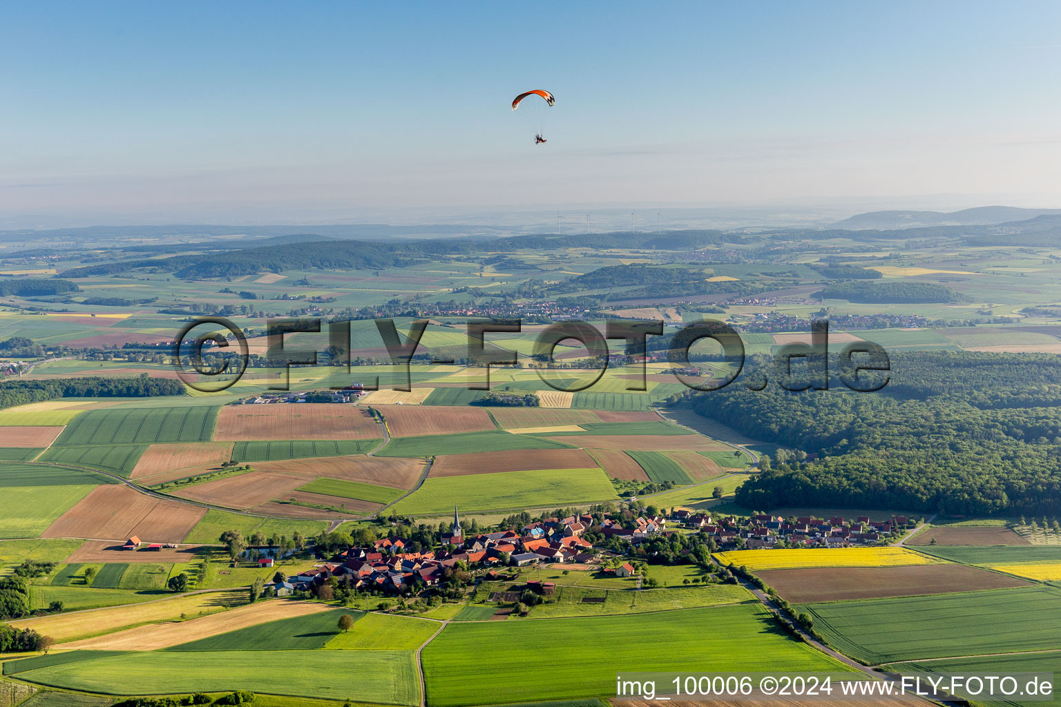 Vue aérienne de Parapente au-dessus de la ville à le quartier Altenmünster in Stadtlauringen dans le département Bavière, Allemagne