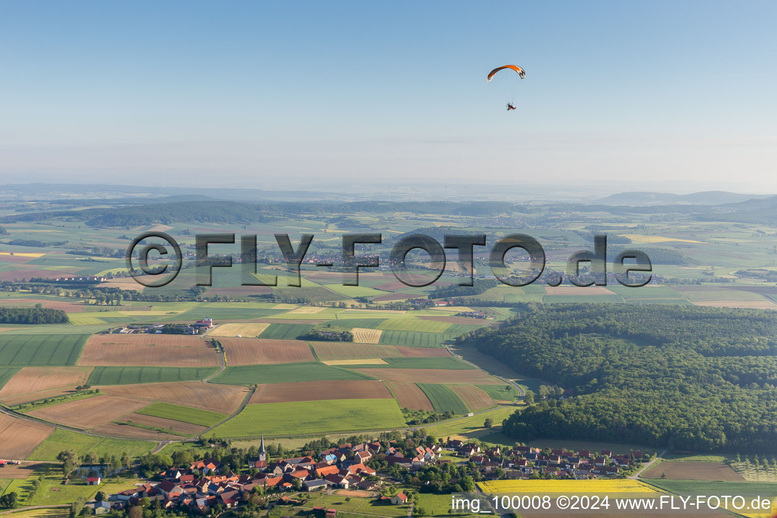 Vue aérienne de Parapente au-dessus de la ville à le quartier Altenmünster in Stadtlauringen dans le département Bavière, Allemagne