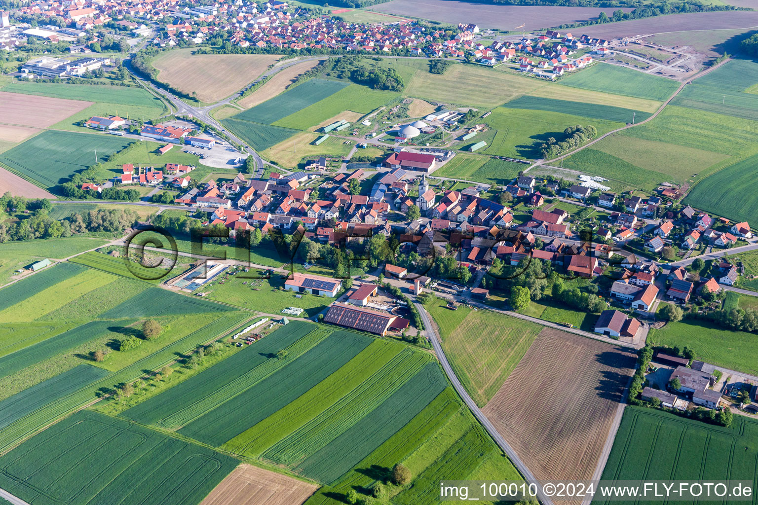 Vue aérienne de Quartier Sulzdorf in Stadtlauringen dans le département Bavière, Allemagne