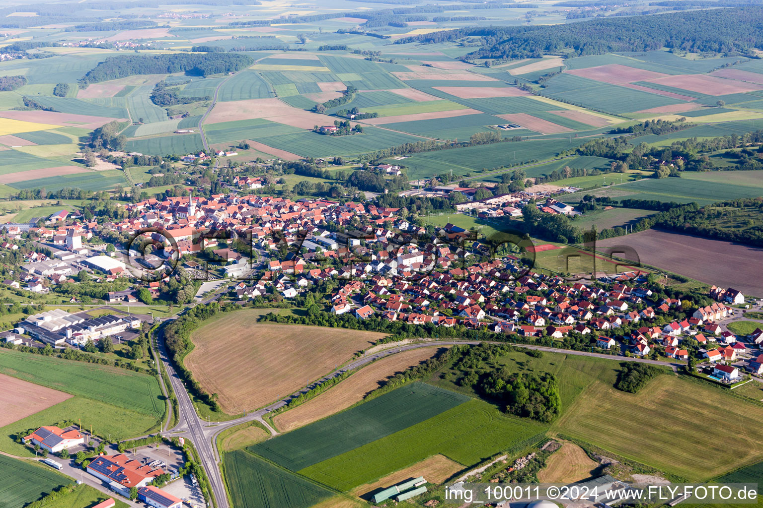 Vue aérienne de Champs agricoles et surfaces utilisables à Stadtlauringen dans le département Bavière, Allemagne