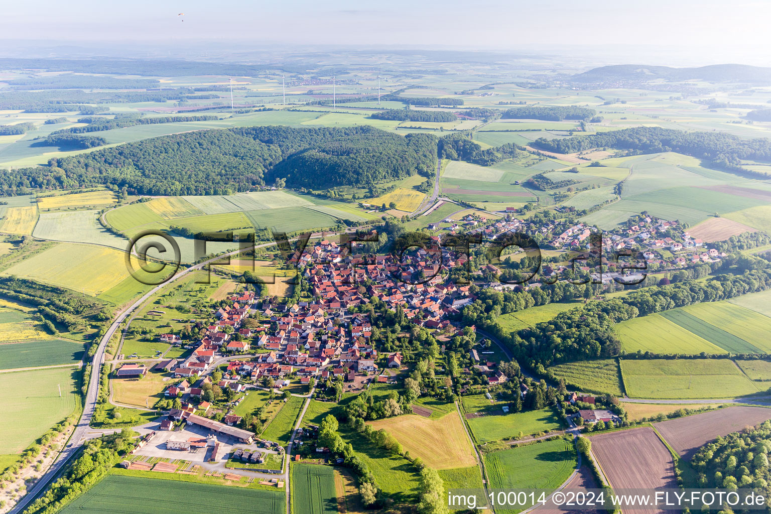 Vue aérienne de Vue des rues et des maisons des quartiers résidentiels à le quartier Oberlauringen in Stadtlauringen dans le département Bavière, Allemagne