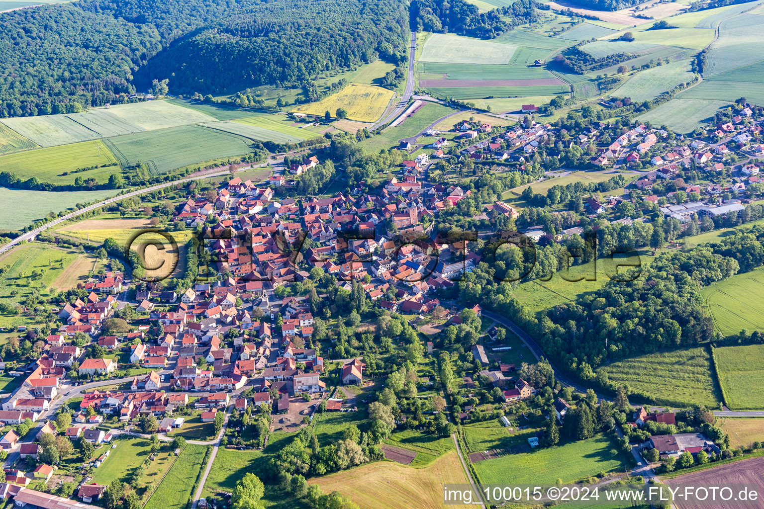 Vue aérienne de Quartier Oberlauringen in Stadtlauringen dans le département Bavière, Allemagne