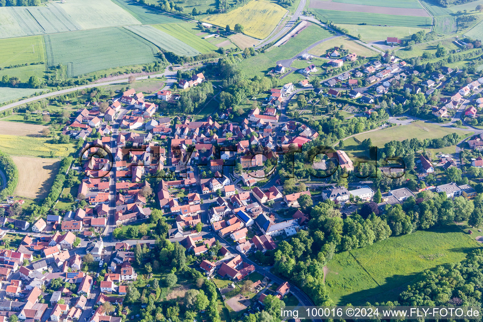 Vue aérienne de Vue des rues et des maisons des quartiers résidentiels à le quartier Oberlauringen in Stadtlauringen dans le département Bavière, Allemagne