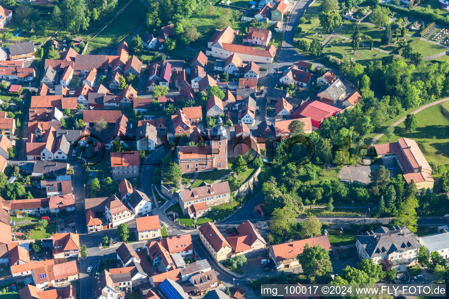 Vue aérienne de Église Sainte-Croix à le quartier Oberlauringen in Stadtlauringen dans le département Bavière, Allemagne