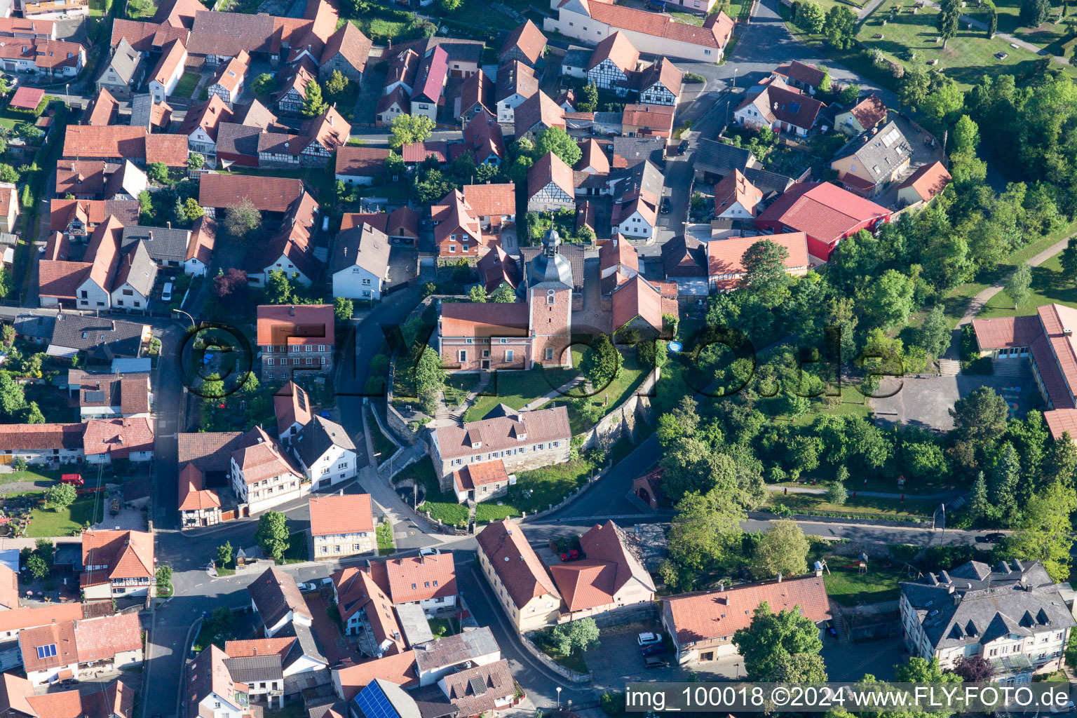 Vue aérienne de Bâtiment d'église au centre du village à le quartier Oberlauringen in Stadtlauringen dans le département Bavière, Allemagne