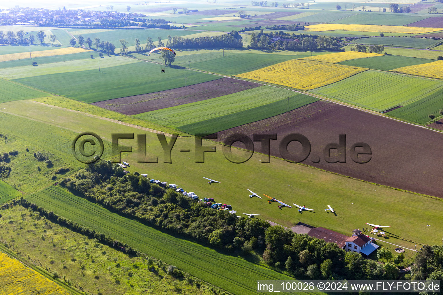 Vue aérienne de Aéroclub Bad Königshofen à le quartier Merkershausen in Bad Königshofen im Grabfeld dans le département Bavière, Allemagne