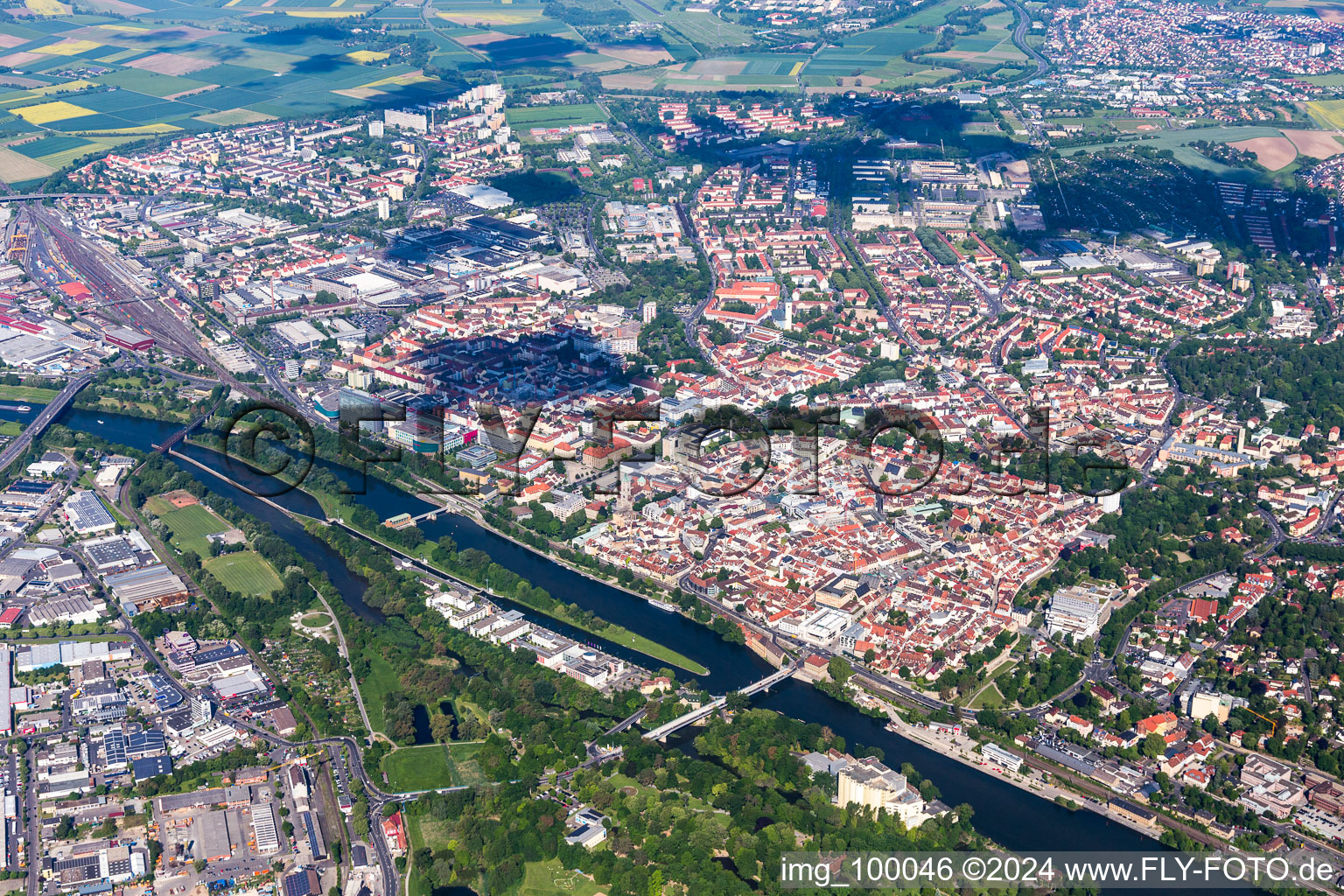 Vue aérienne de Vue sur la ville au bord de la rivière Main à Schweinfurt dans le département Bavière, Allemagne