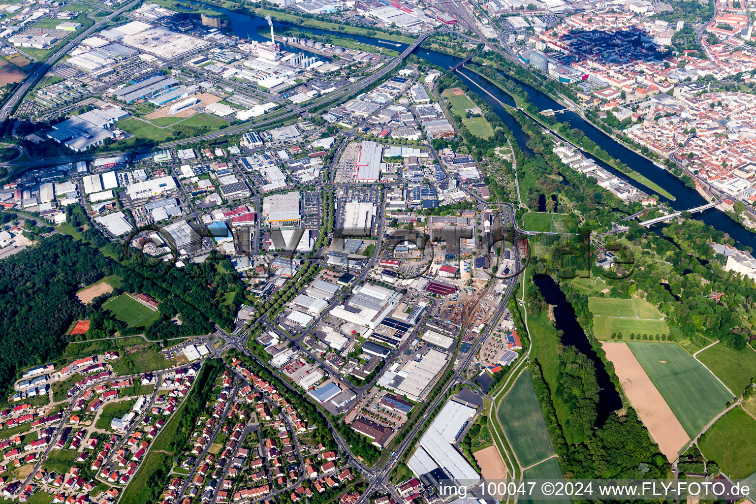 Vue aérienne de Zone commerciale et établissement d'entreprise Sennfeld West am Main à Sennfeld dans le département Bavière, Allemagne