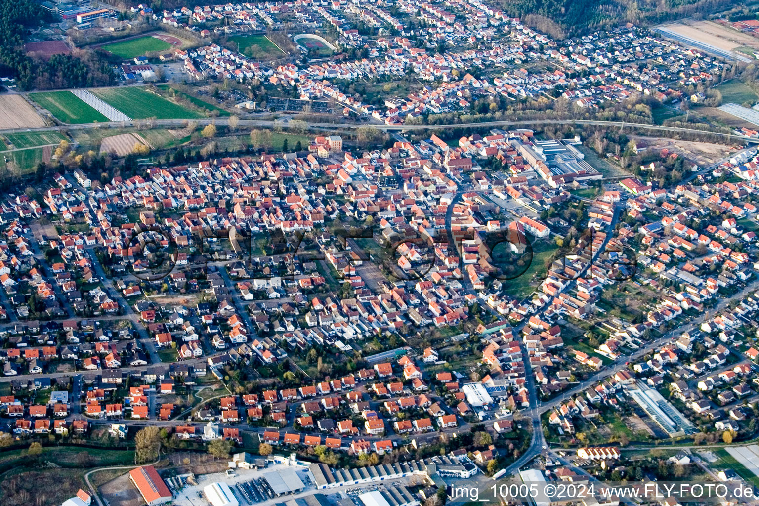 Vue aérienne de Vue des rues et des maisons des quartiers résidentiels à Dudenhofen dans le département Rhénanie-Palatinat, Allemagne