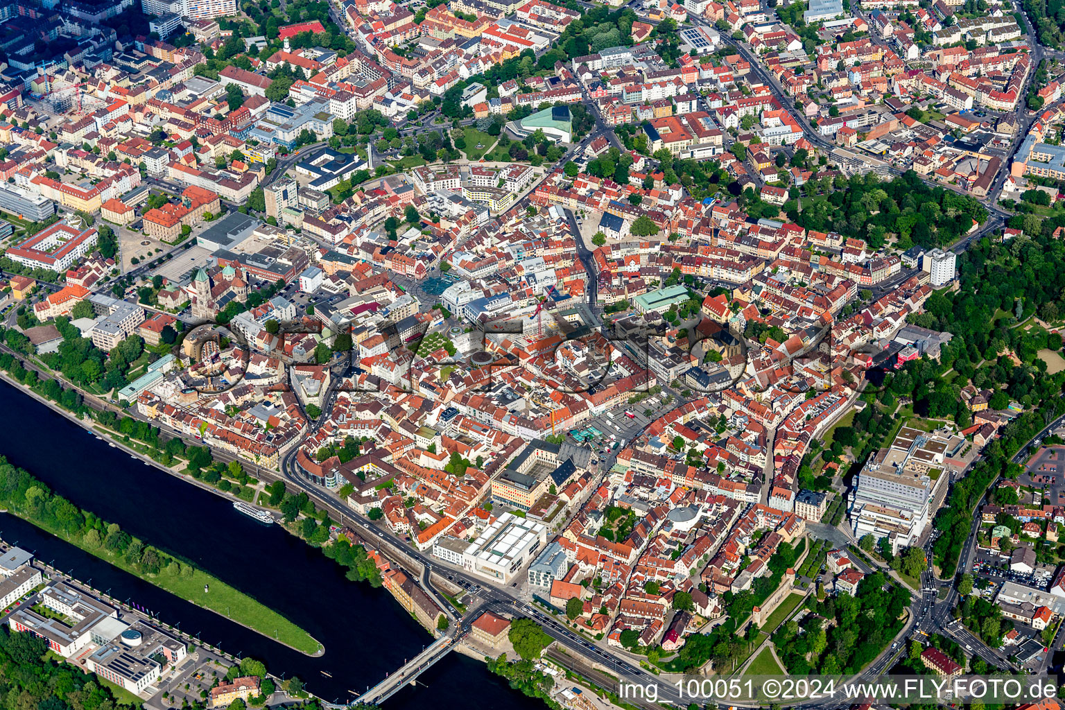 Vue aérienne de Vieille ville et centre-ville à Schweinfurt dans le département Bavière, Allemagne