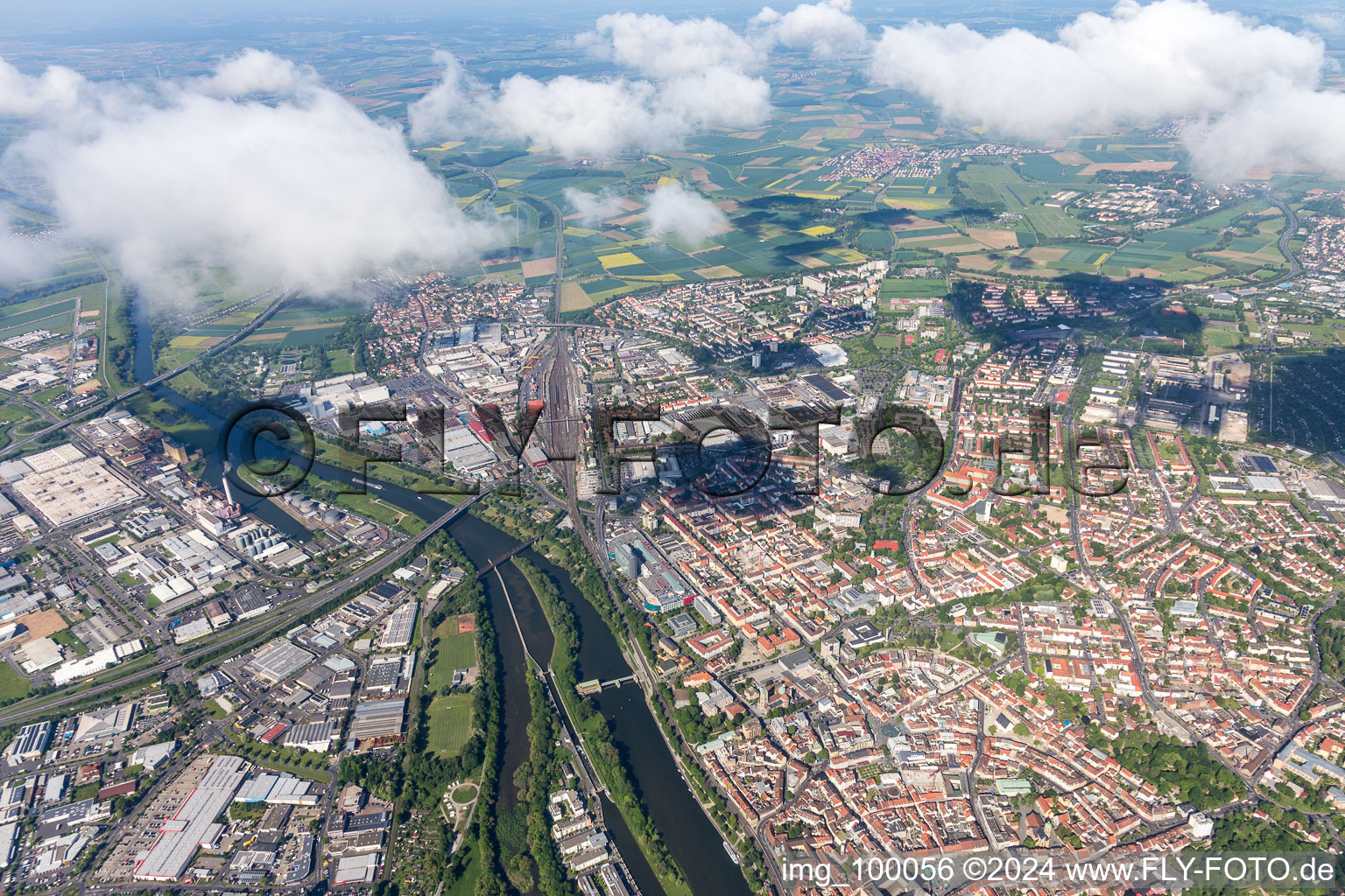 Photographie aérienne de Vue sur la ville au bord de la rivière Main à Schweinfurt dans le département Bavière, Allemagne