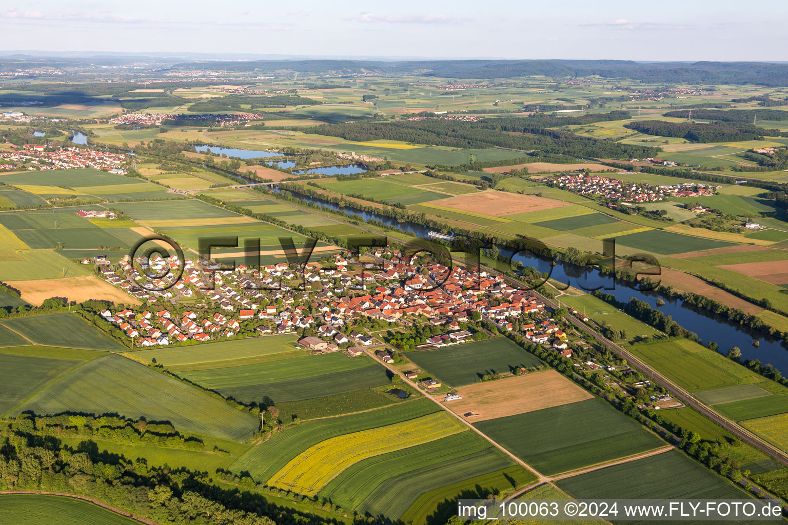 Vue aérienne de Zones riveraines du Main à le quartier Untertheres in Theres dans le département Bavière, Allemagne