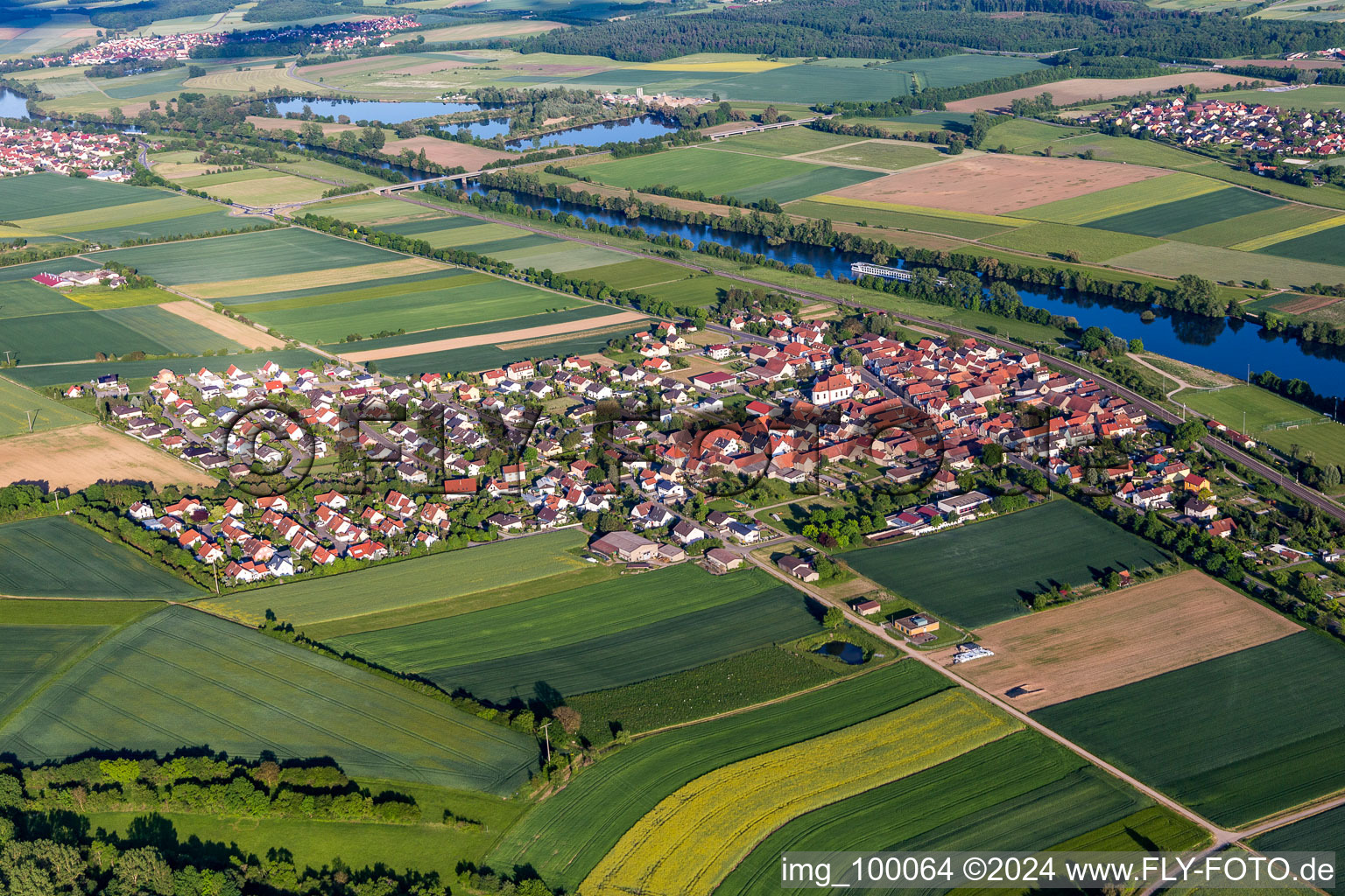 Vue oblique de Surfaces des berges du Main en Untertheres à le quartier Untertheres in Theres dans le département Bavière, Allemagne