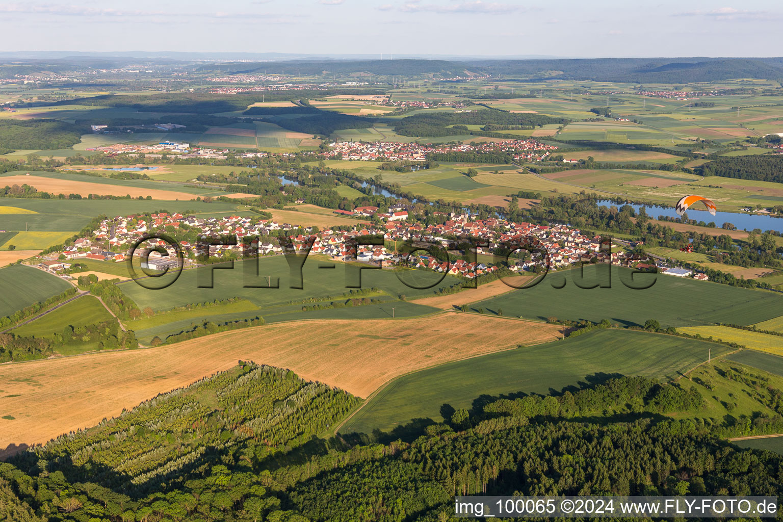 Vue aérienne de Zones riveraines du Main à le quartier Obertheres in Theres dans le département Bavière, Allemagne