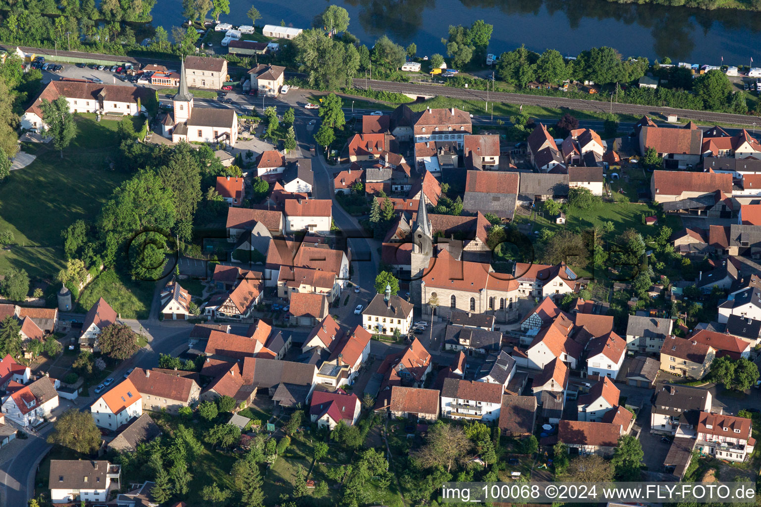 Vue aérienne de Église paroissiale « Sankt Kilian » au centre du village à le quartier Obertheres in Theres dans le département Bavière, Allemagne