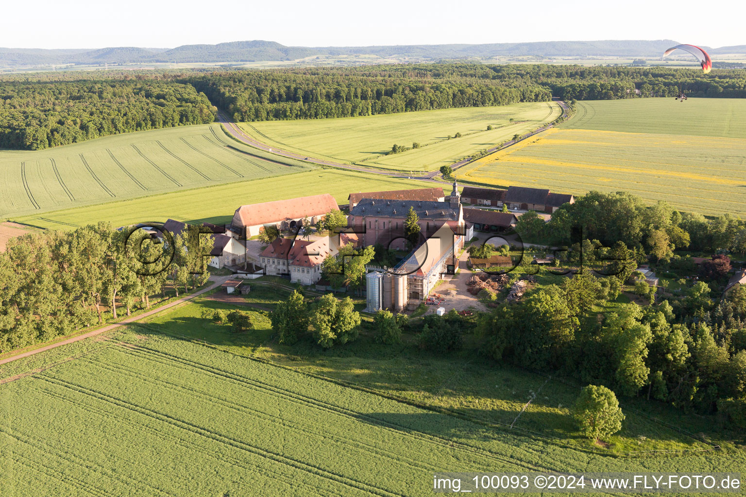 Vue aérienne de Saint Jean-Baptiste Mariaburghausen à le quartier Mariaburghausen in Haßfurt dans le département Bavière, Allemagne