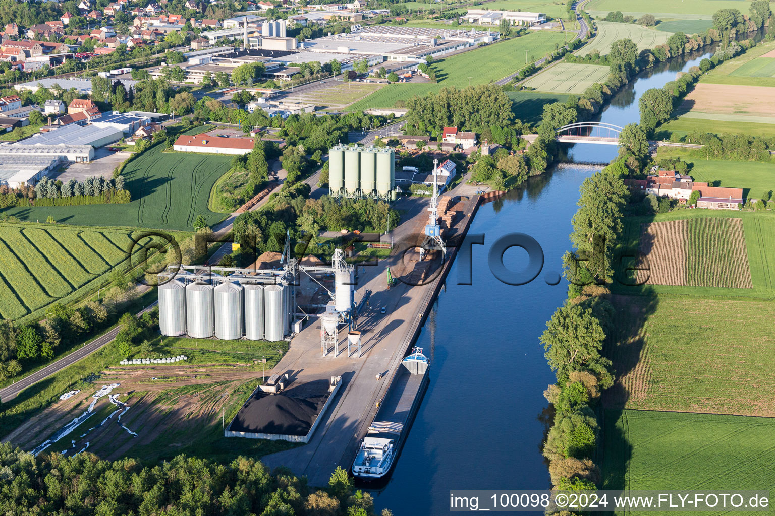 Vue aérienne de Amarrages de navires avec grues de chargement sur le Mainlände à Zeil am Main dans le département Bavière, Allemagne