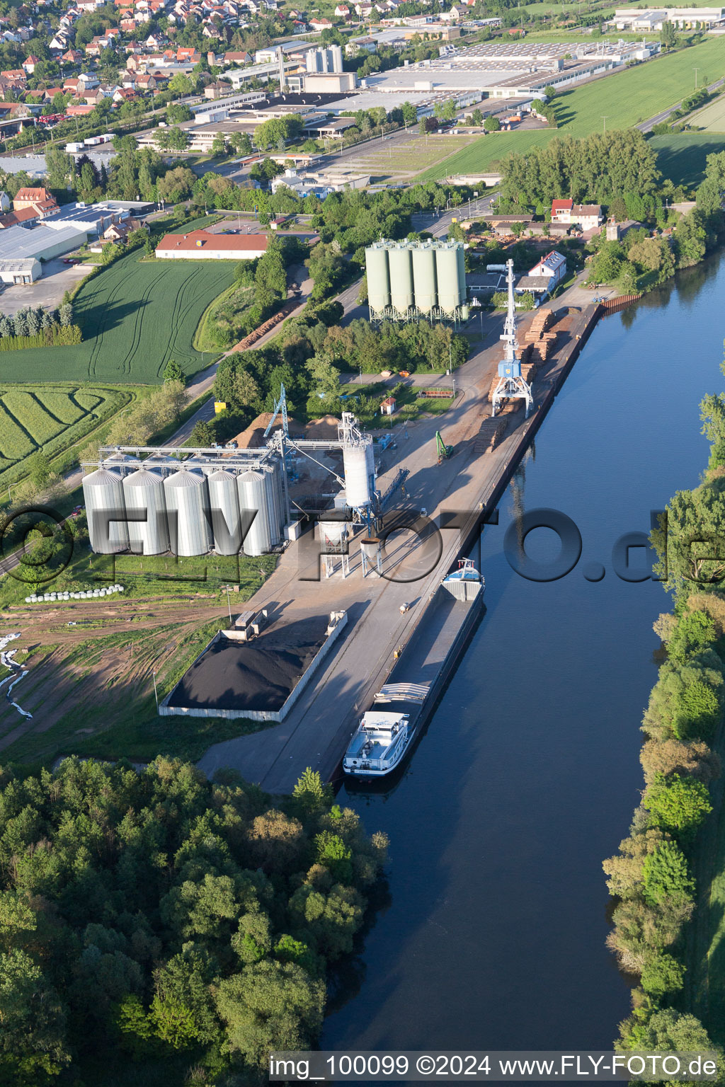 Vue aérienne de Zone industrielle de Schmachtenberg à Zeil am Main dans le département Bavière, Allemagne