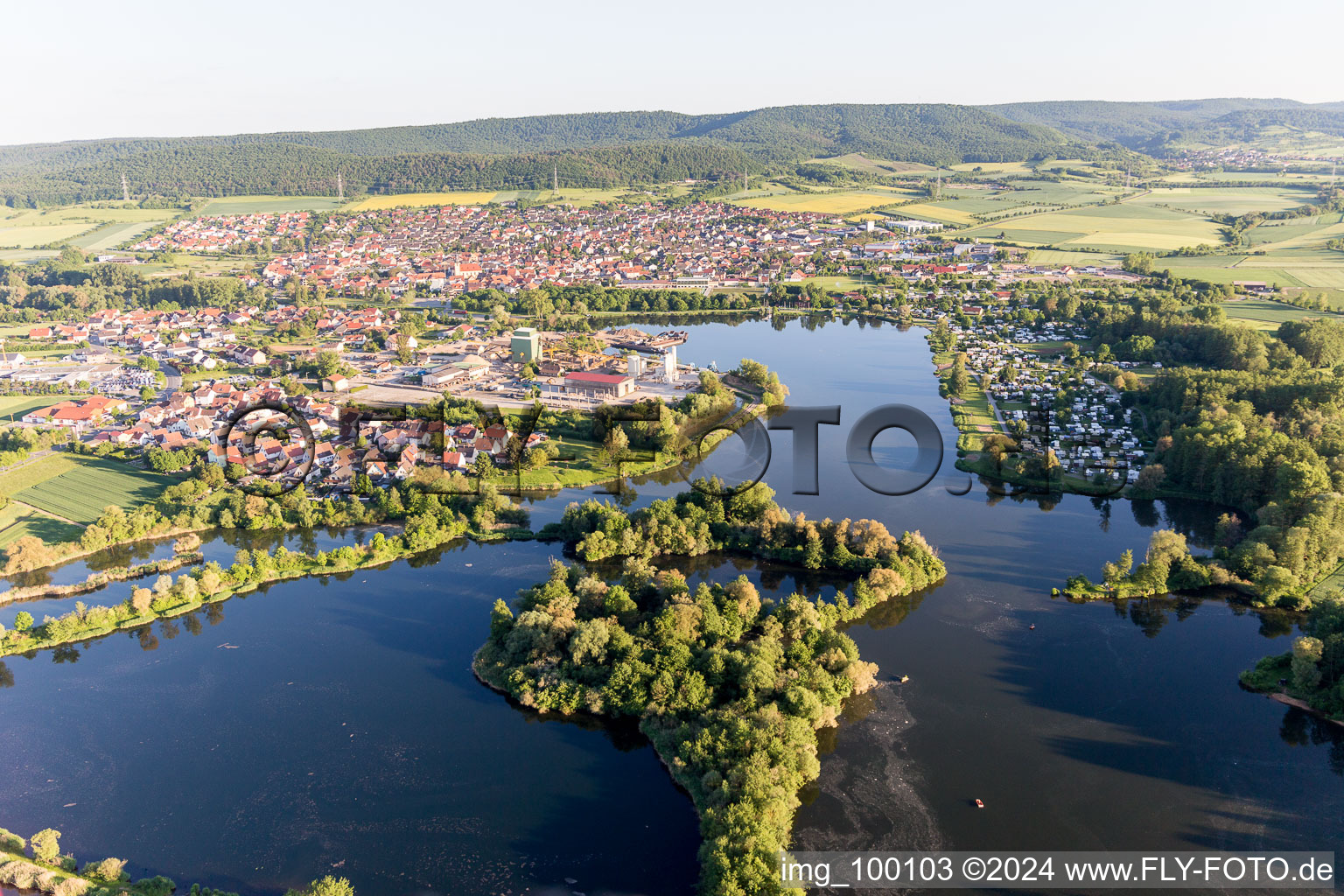 Vue aérienne de Zones riveraines du lac Sander Baggersee à Sand am Main dans le département Bavière, Allemagne