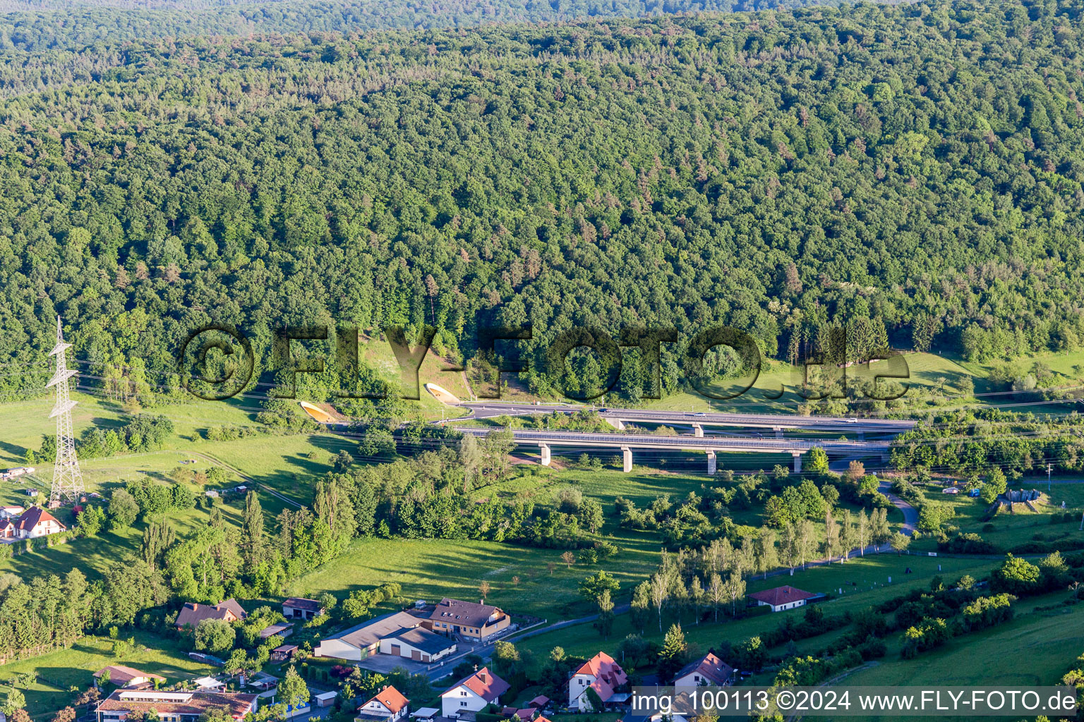 Vue aérienne de Sortie du tunnel A70 à le quartier Limbach in Eltmann dans le département Bavière, Allemagne