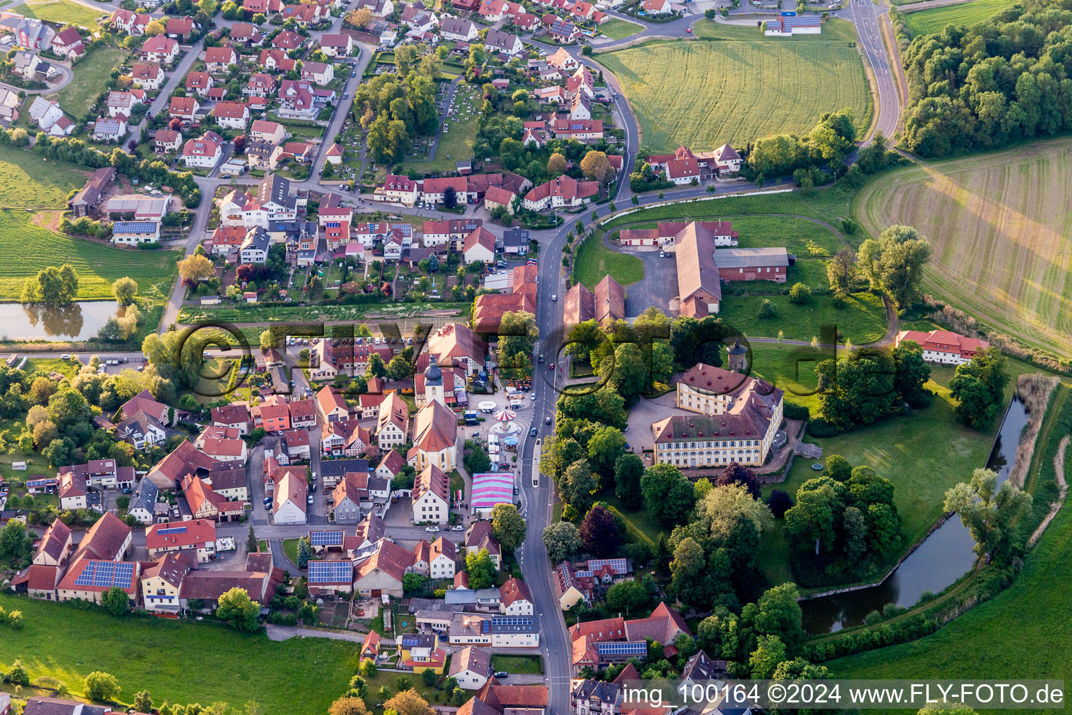 Vue aérienne de Château et parc du château à Rentweinsdorf dans le département Bavière, Allemagne