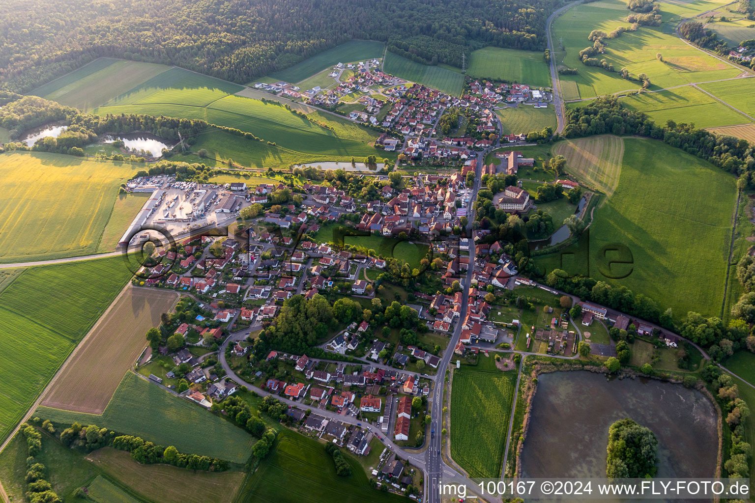 Vue aérienne de Vue des rues et des maisons des quartiers résidentiels à Rentweinsdorf dans le département Bavière, Allemagne