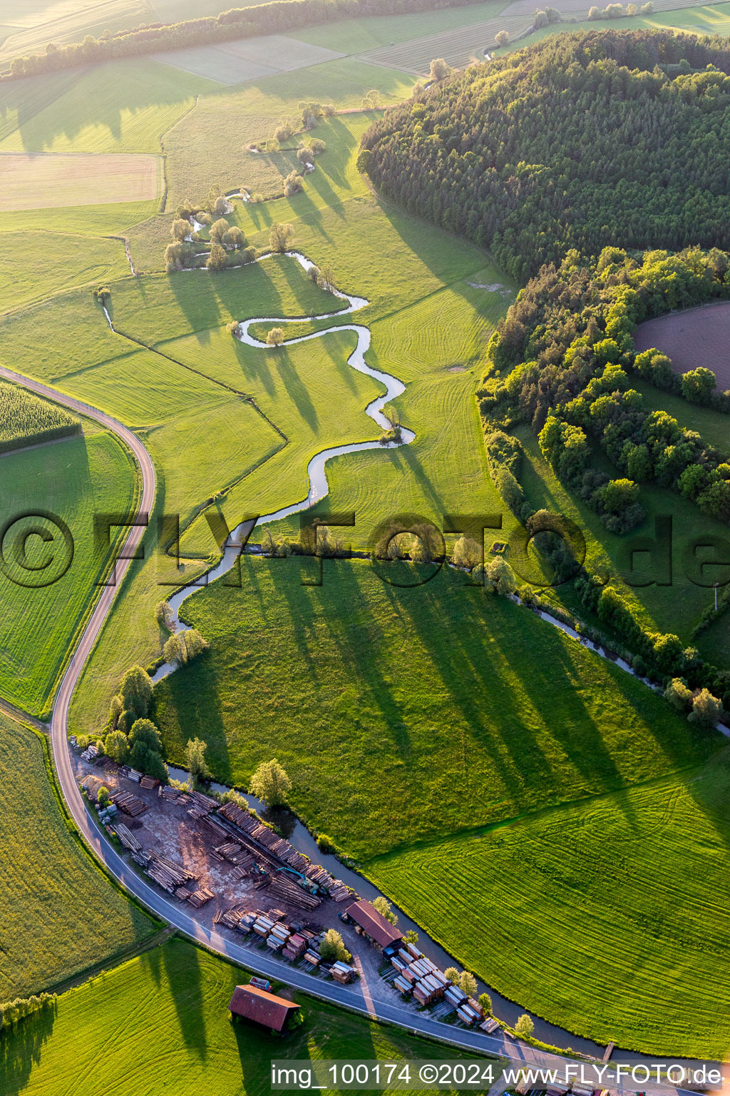 Vue aérienne de Courbe sinueuse et sinueuse d'un ruisseau à Baunach à Ebern dans le département Bavière, Allemagne