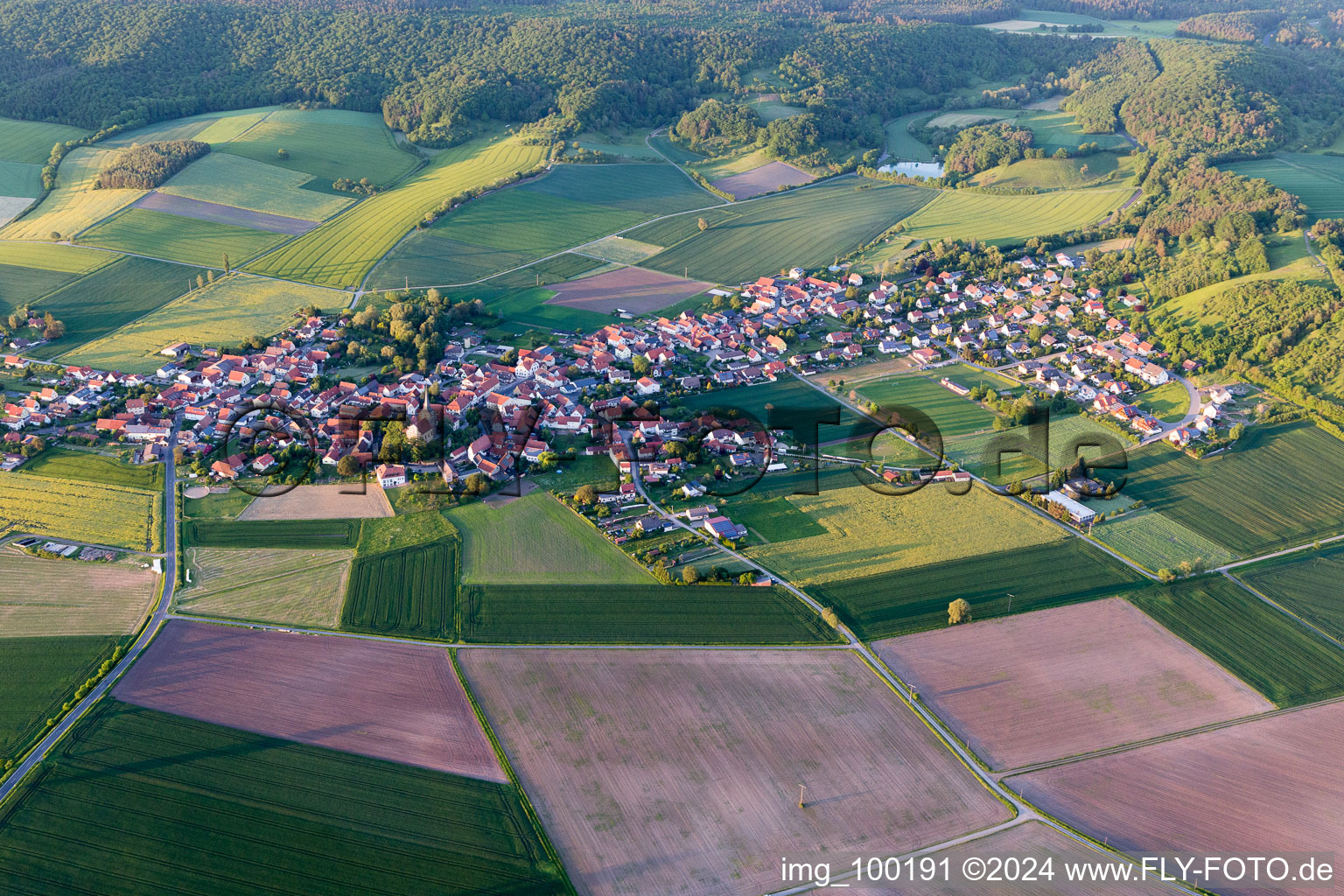 Vue aérienne de Goßmannsdorf dans le département Bavière, Allemagne