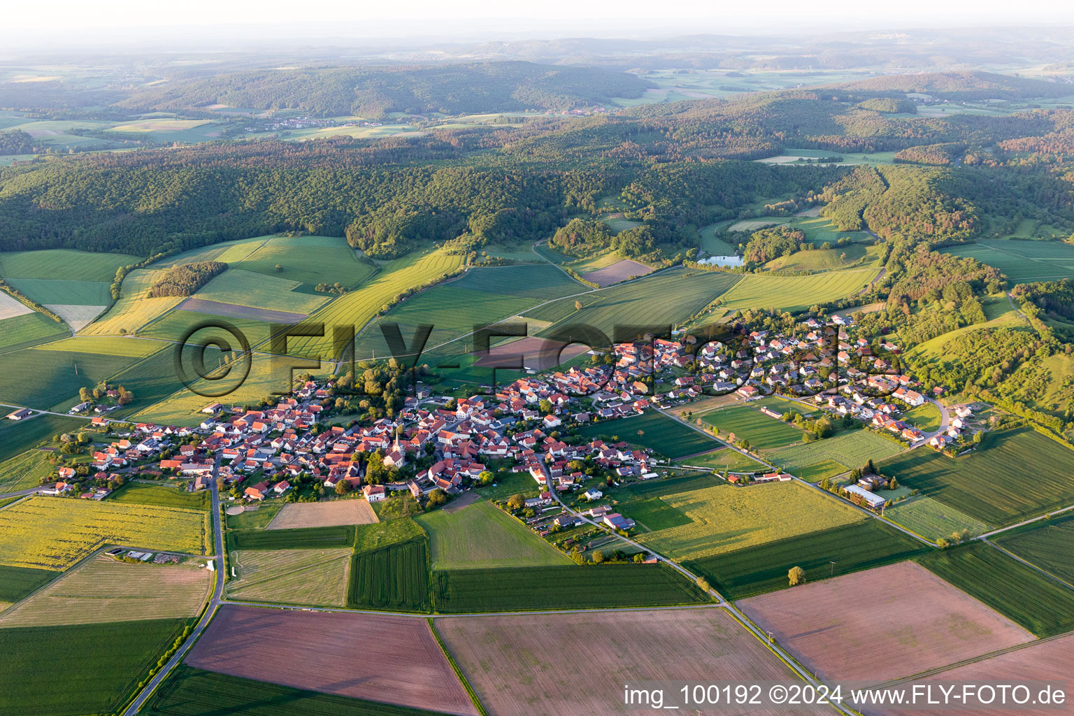 Vue aérienne de Goßmannsdorf dans le département Bavière, Allemagne