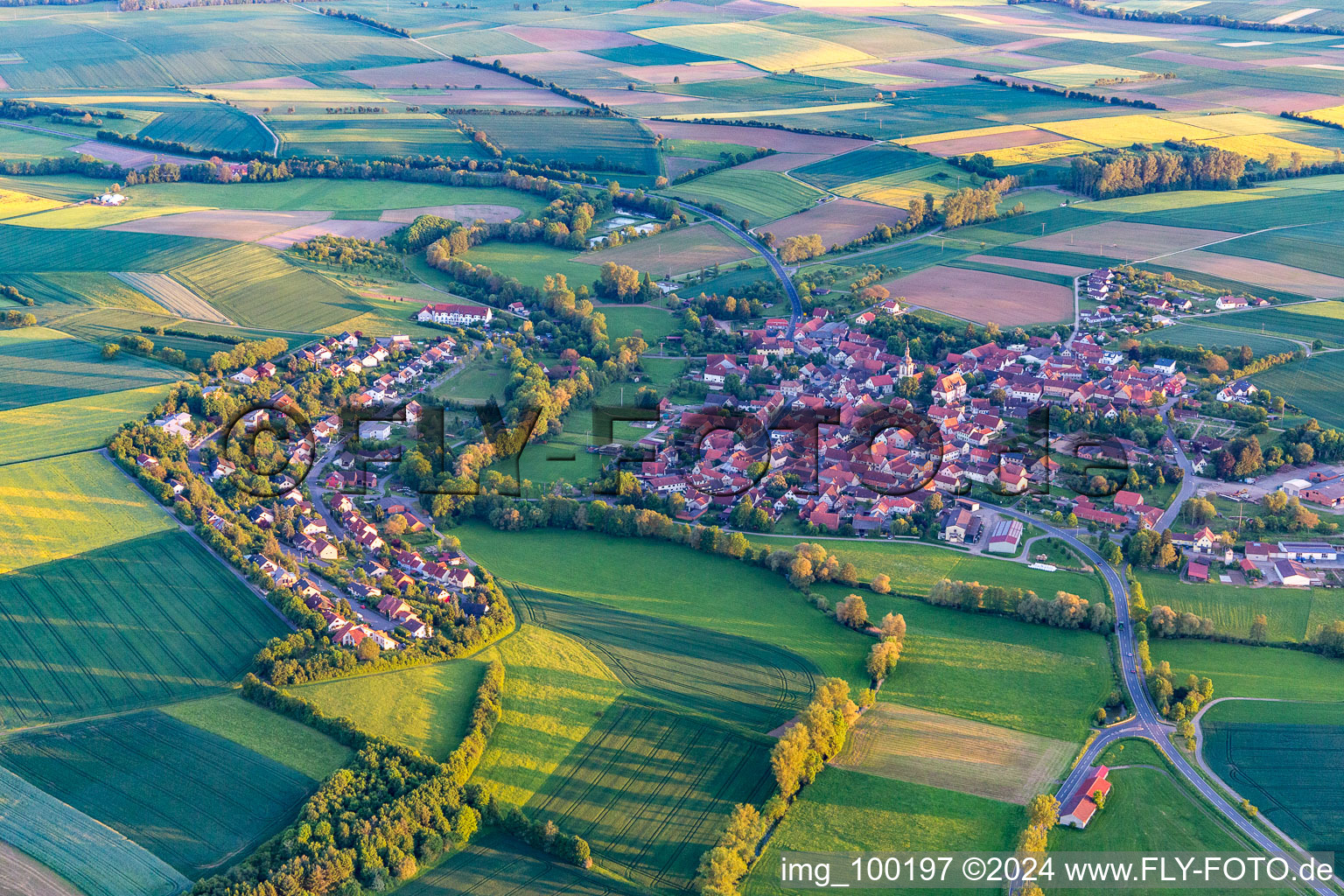 Vue aérienne de Du nord à le quartier Rügheim in Hofheim in Unterfranken dans le département Bavière, Allemagne