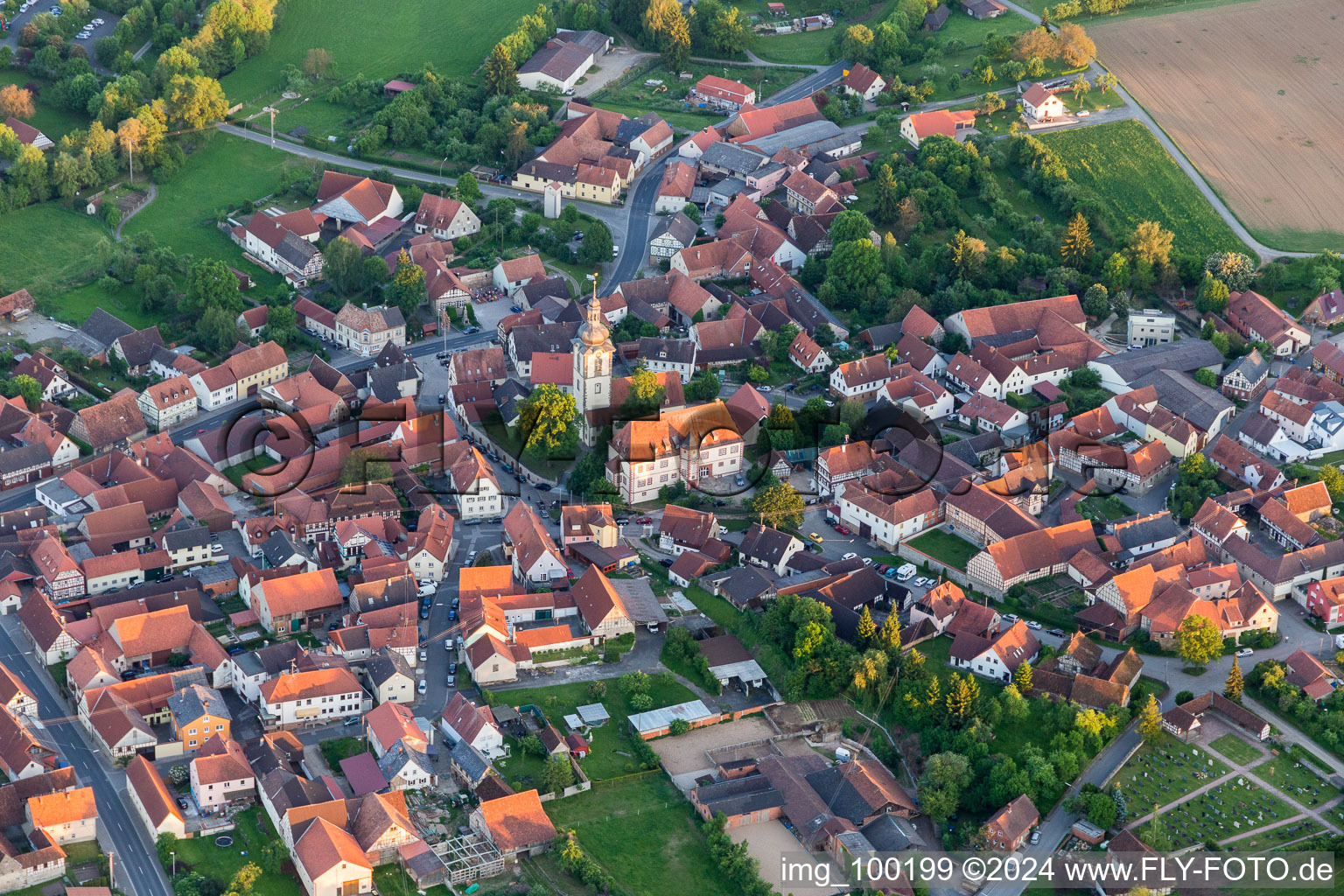 Vue aérienne de Bâtiment d'église au centre du village à le quartier Rügheim in Hofheim in Unterfranken dans le département Bavière, Allemagne