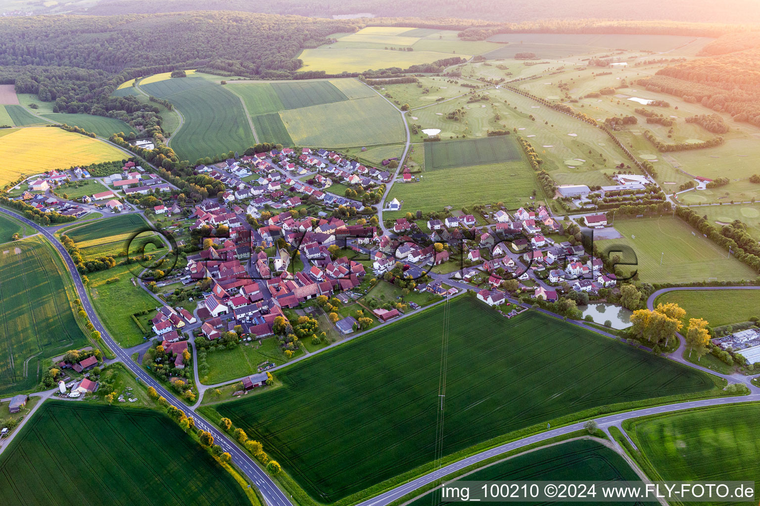 Vue aérienne de Et le club de golf de Schweinfurt à le quartier Löffelsterz in Schonungen dans le département Bavière, Allemagne