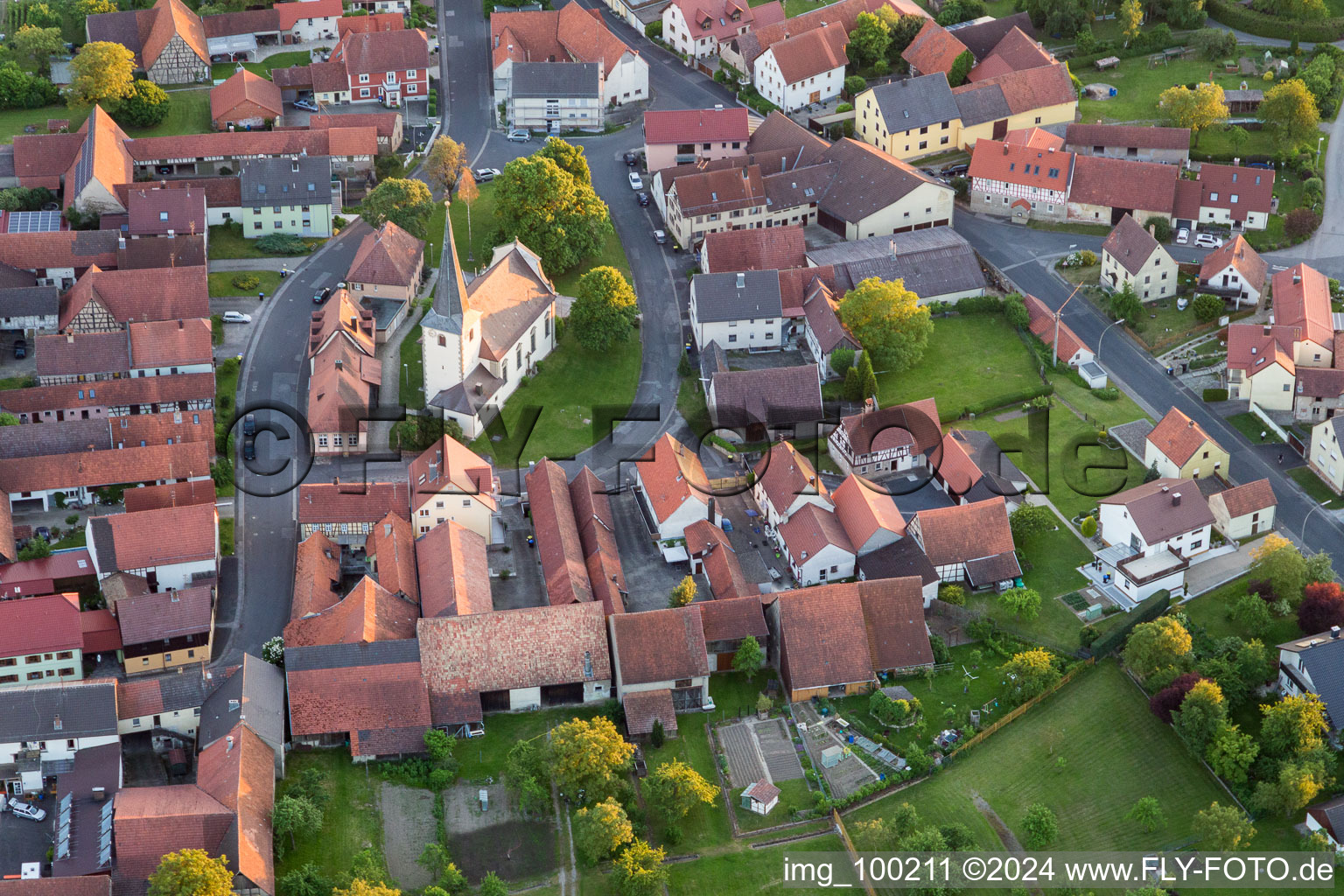 Vue aérienne de Bâtiment d'église à Pfundsterzim dans le Land de Bavière à le quartier Löffelsterz in Schonungen dans le département Bavière, Allemagne