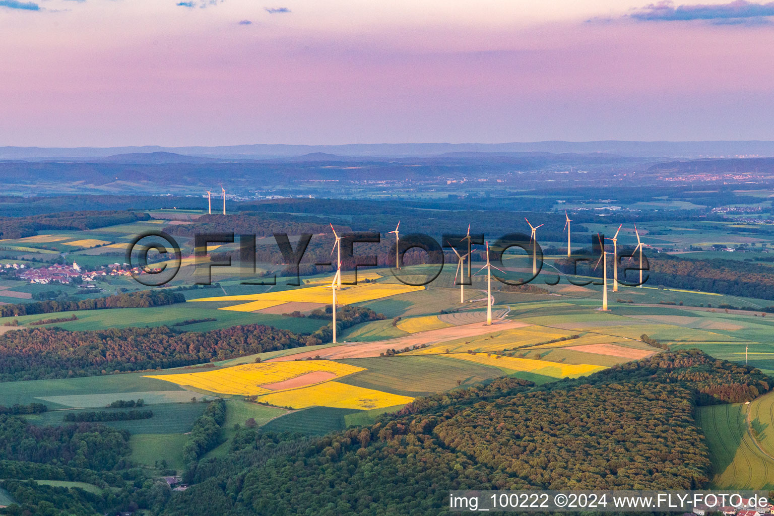 Vue aérienne de Parc éolien dans la lumière du soir à le quartier Marktsteinach in Schonungen dans le département Bavière, Allemagne