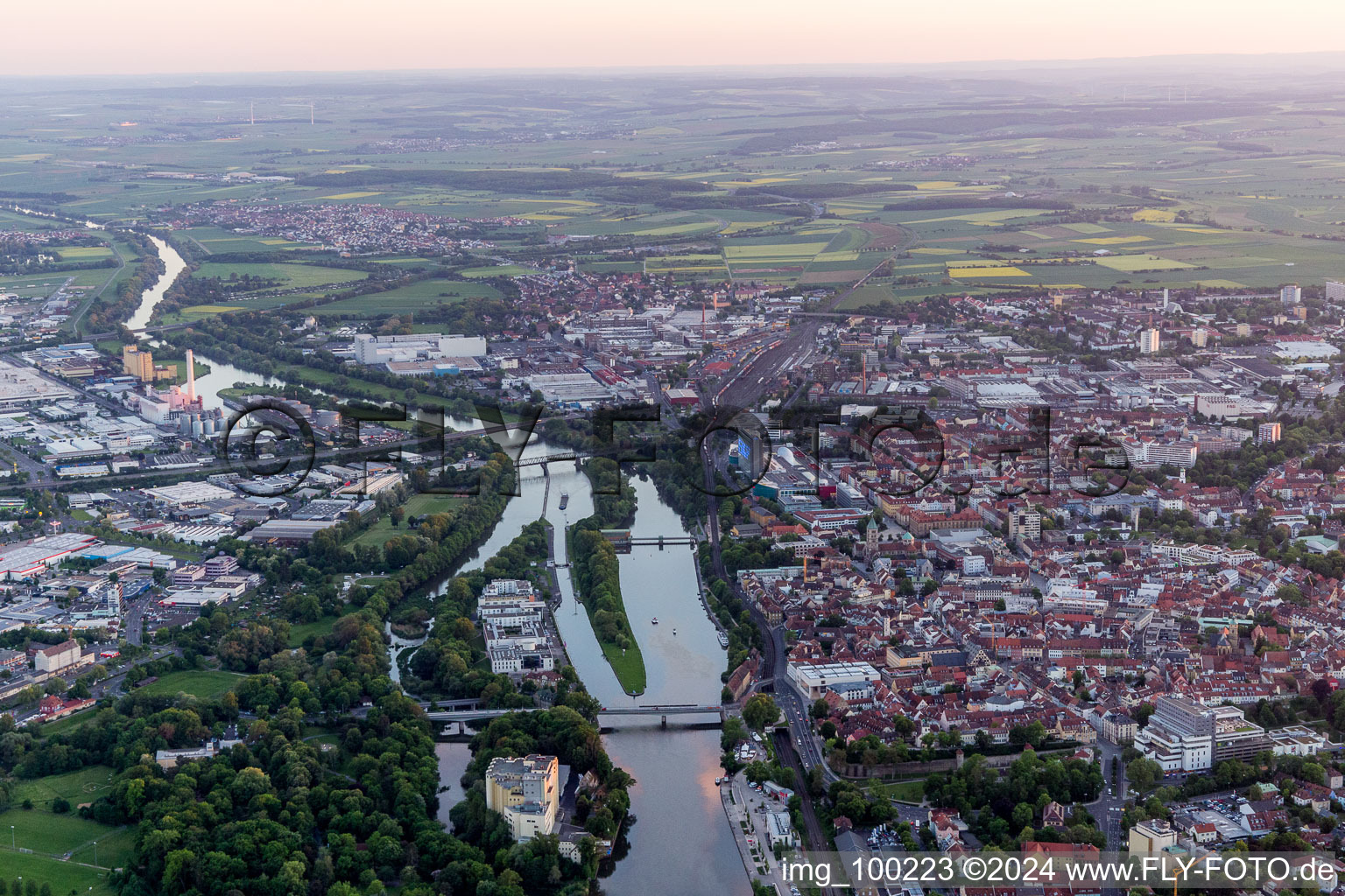 Vue oblique de Vue sur la ville au bord de la rivière Main à Schweinfurt dans le département Bavière, Allemagne