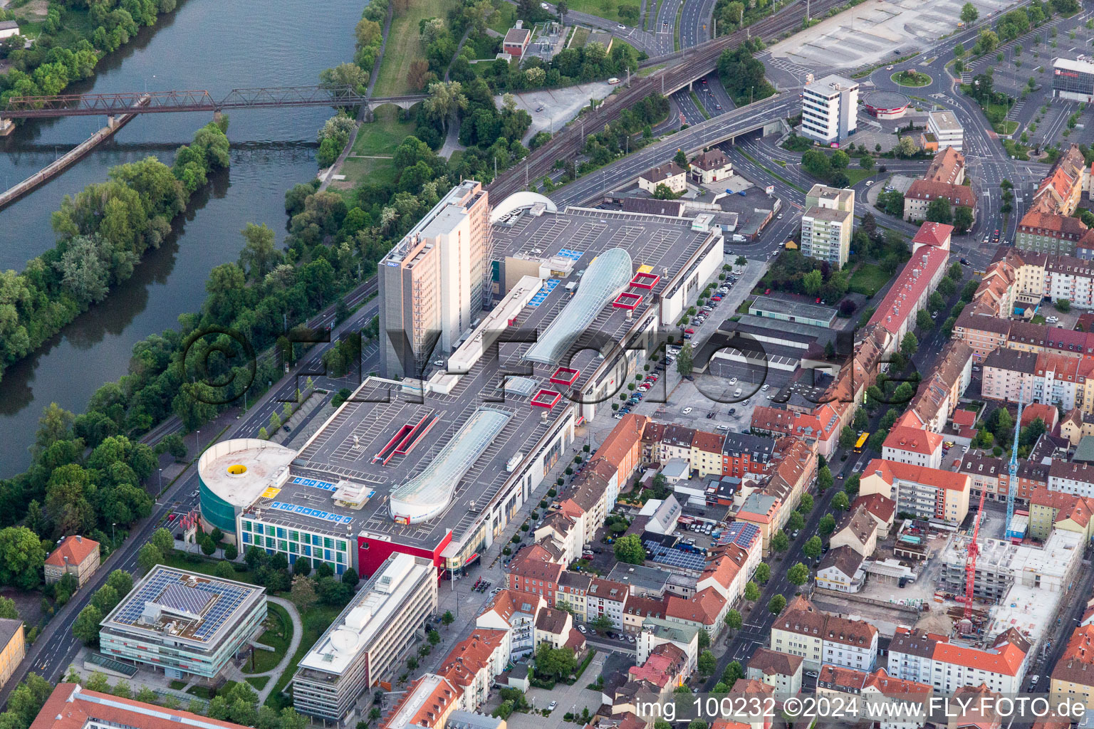 Vue aérienne de Centre commercial Stadtgalerie Schweinfurt et SKF Hochhaus à Schweinfurt dans le département Bavière, Allemagne