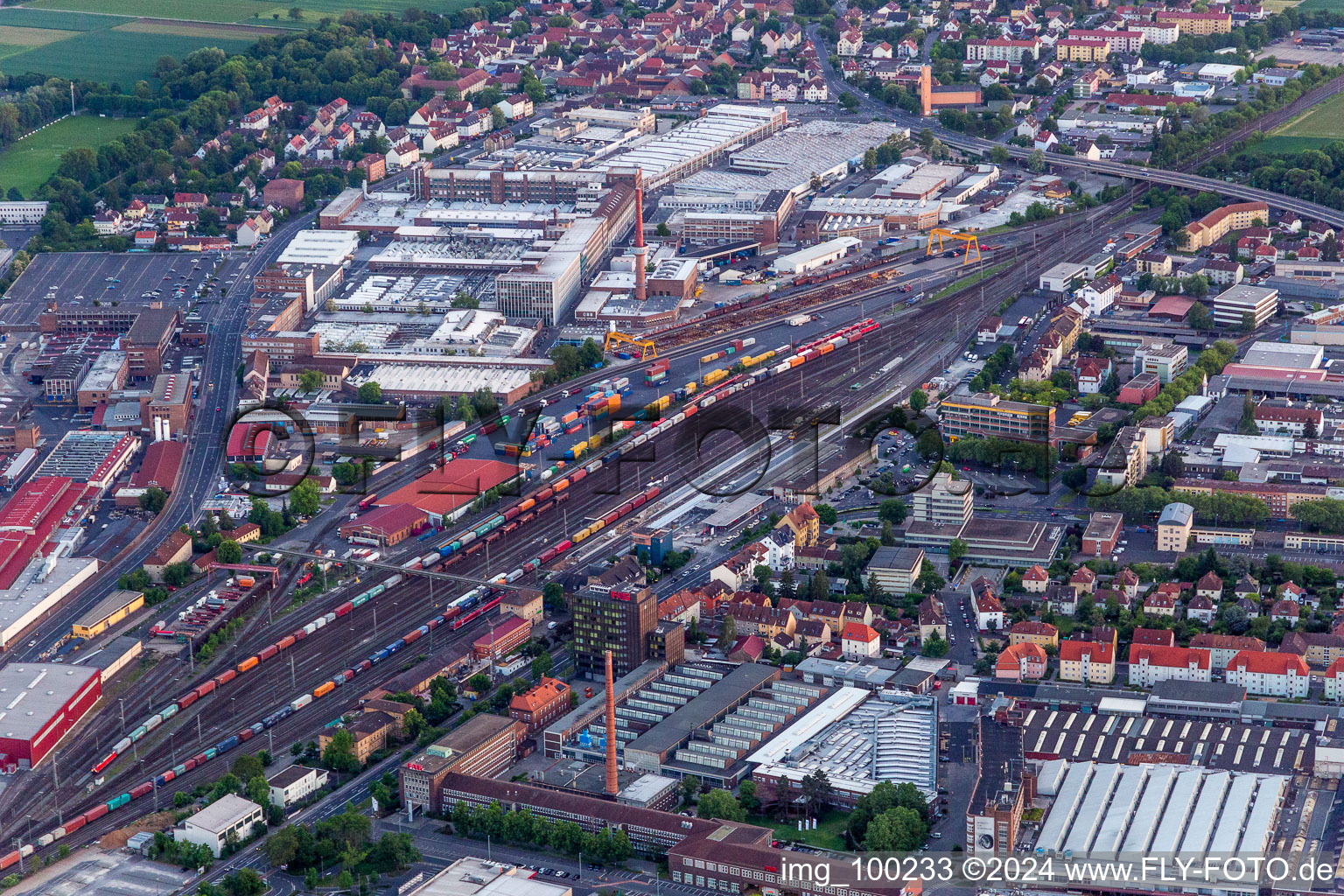 Vue aérienne de Installations techniques dans la zone industrielle de ZF Friedrichshafen AG à la gare principale à le quartier Oberndorf in Schweinfurt dans le département Bavière, Allemagne