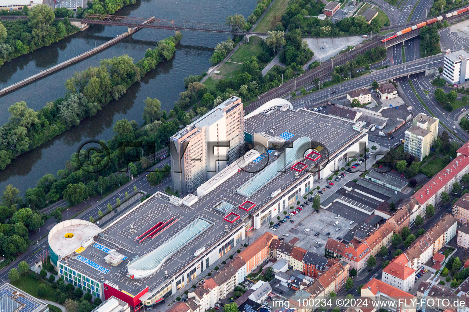 Vue aérienne de Centre commercial Stadtgalerie Schweinfurt et SKF Hochhaus à Schweinfurt dans le département Bavière, Allemagne