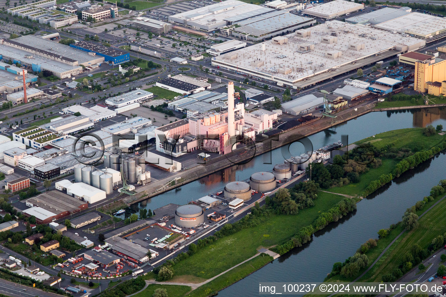 Vue aérienne de Huile minérale - parc de stockage surélevé d'Erik Walther GmbH & Co. KG, WJ Mineralölhandelsgesellschaft et silos de BayWa AG Schweinfurt (vente agricole) au port principal à Schweinfurt dans le département Bavière, Allemagne