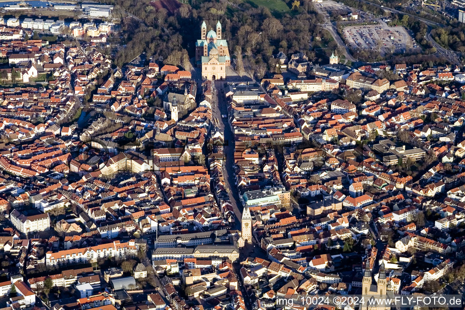 Vue aérienne de Promenade de la rue Maximilien jusqu'à la cathédrale de Spire à Speyer dans le département Rhénanie-Palatinat, Allemagne