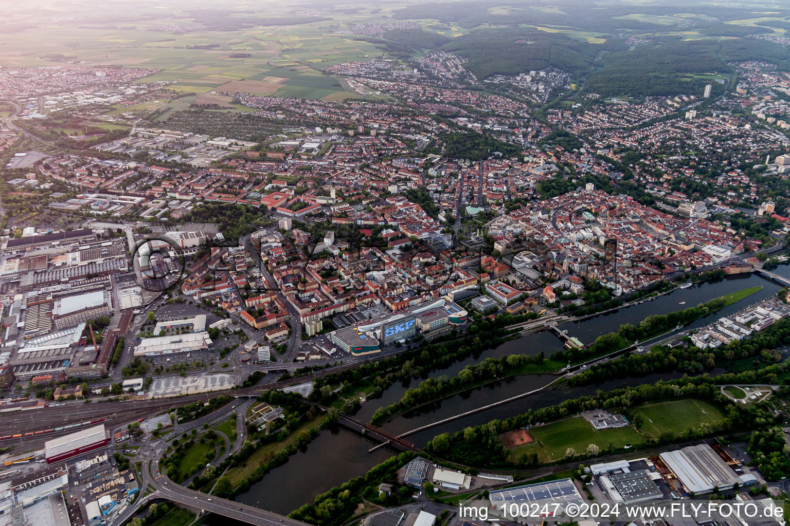 Vue aérienne de Vue sur la ville avec la galerie urbaine Schweinfurt et le gratte-ciel SKF sur les rives du Main à Schweinfurt dans le département Bavière, Allemagne