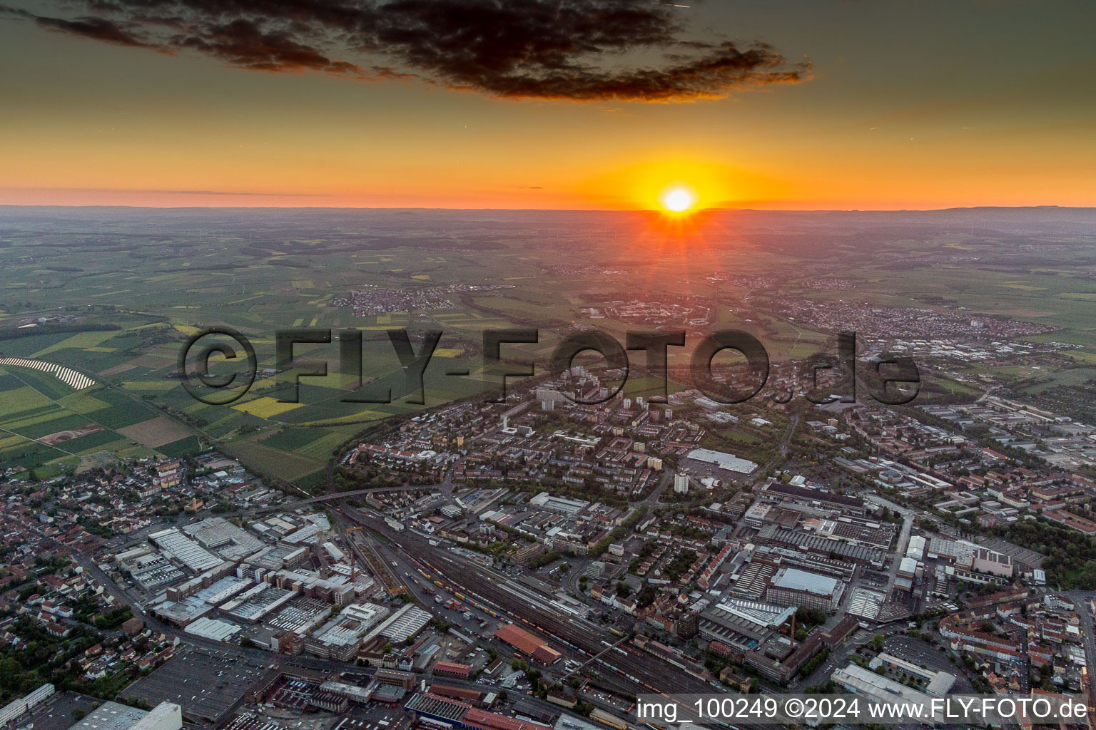 Vue aérienne de Coucher de soleil sur le paysage de la Franconie principale à Schweinfurt dans le département Bavière, Allemagne