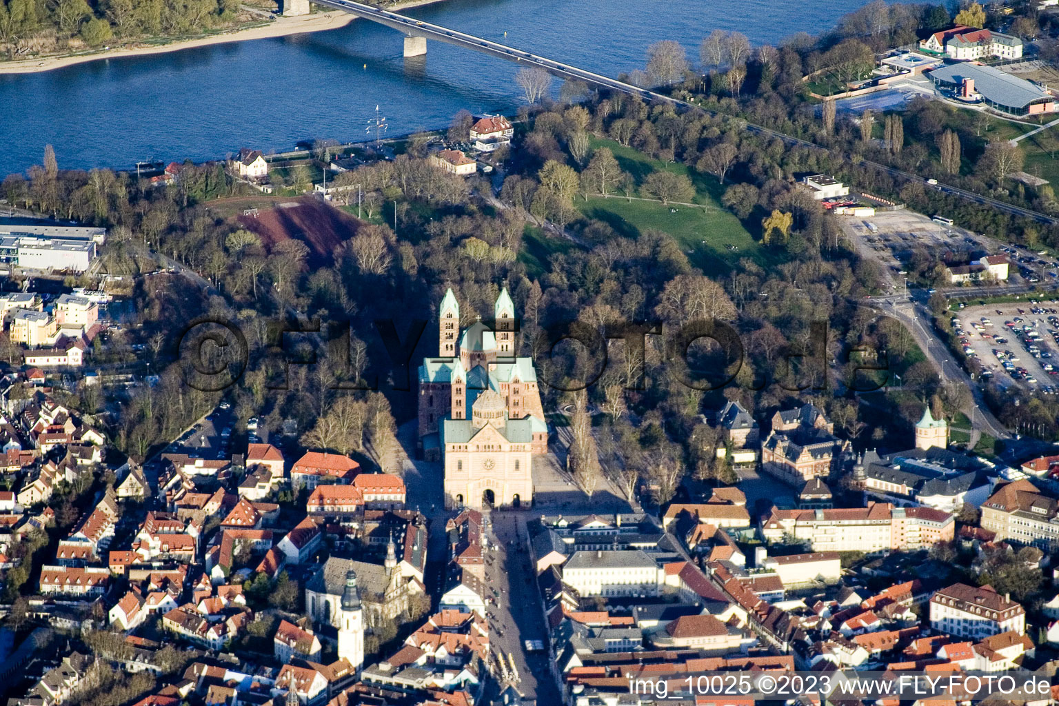 Cathédrale à Speyer dans le département Rhénanie-Palatinat, Allemagne vue d'en haut