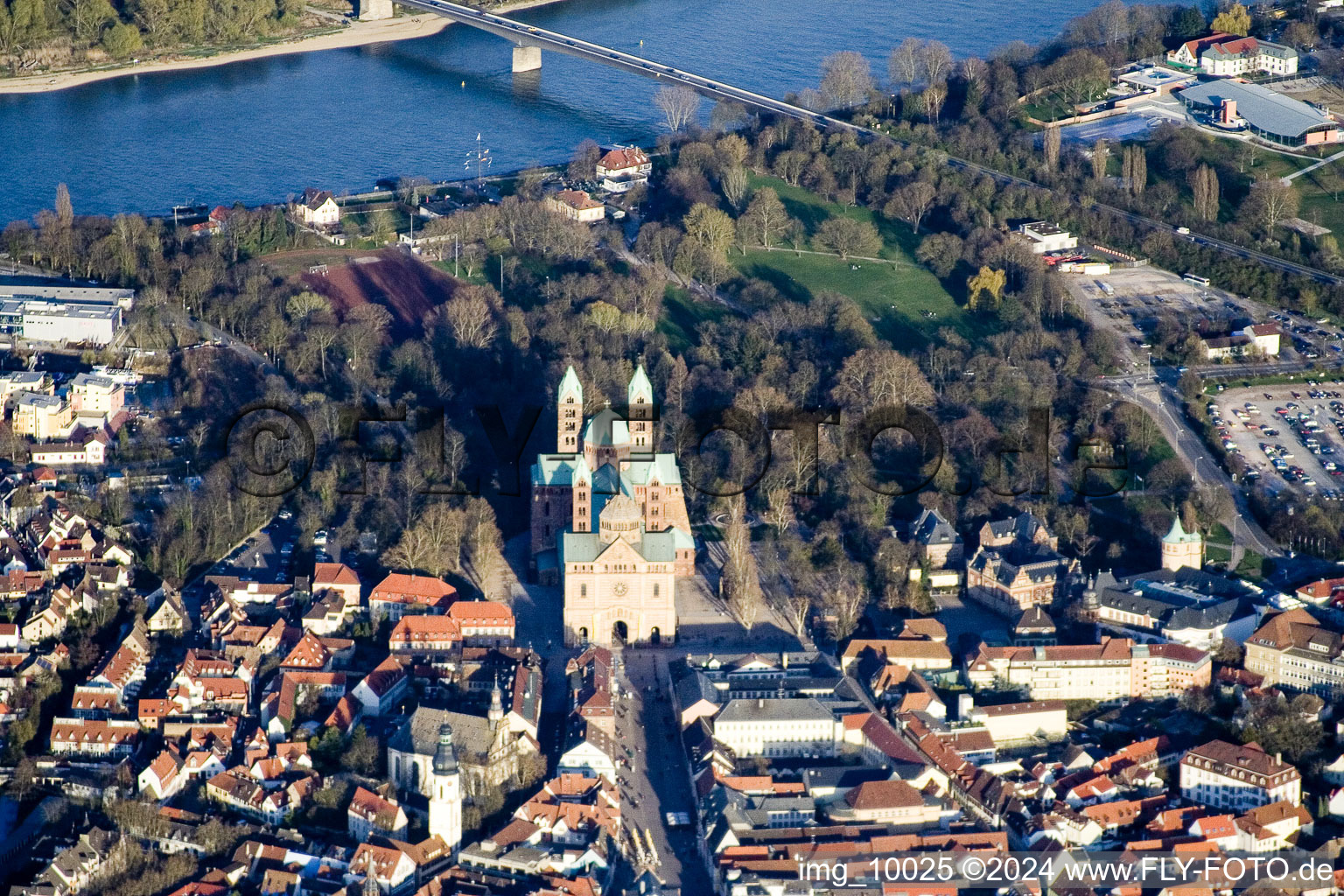 Cathédrale à Speyer dans le département Rhénanie-Palatinat, Allemagne vue d'en haut