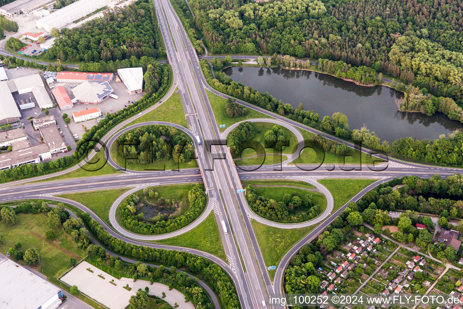 Vue aérienne de Orientation du trafic et chaussées au carrefour autoroutier BAB A7 sortie Zentrum à Schweinfurt dans le département Bavière, Allemagne