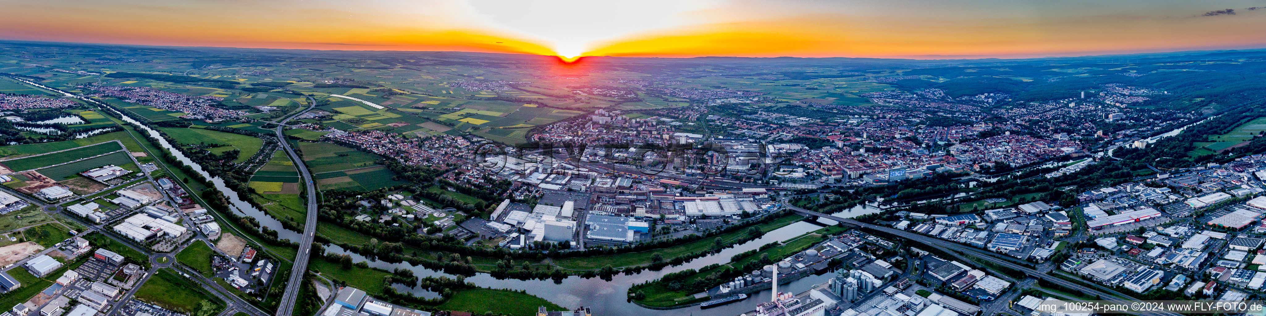 Vue aérienne de Panorama - perspective du coucher de soleil sur le paysage de la Franconie principale à Schweinfurt dans le département Bavière, Allemagne