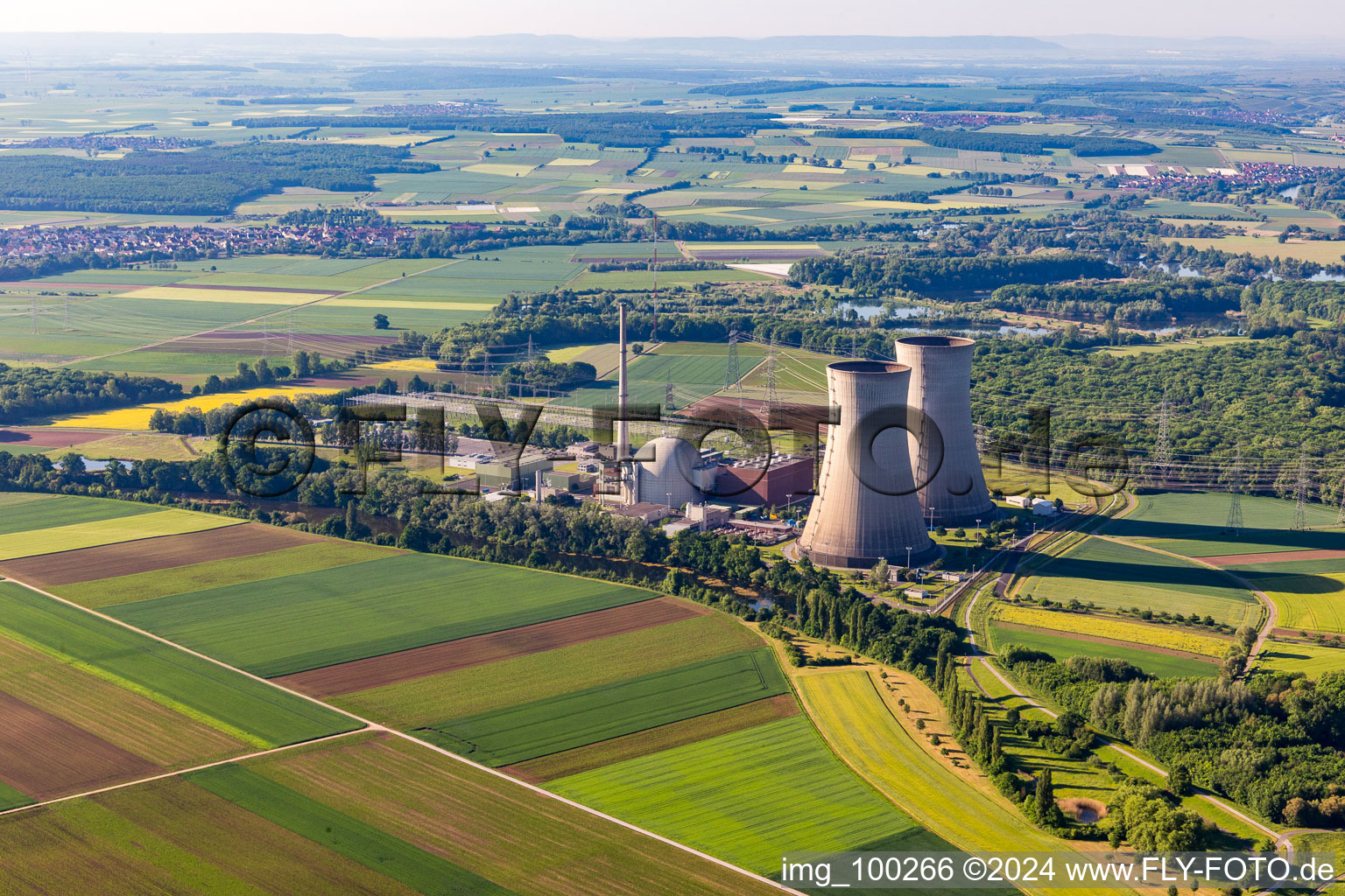 Vue aérienne de Centrale nucléaire à Grafenrheinfeld dans le département Bavière, Allemagne