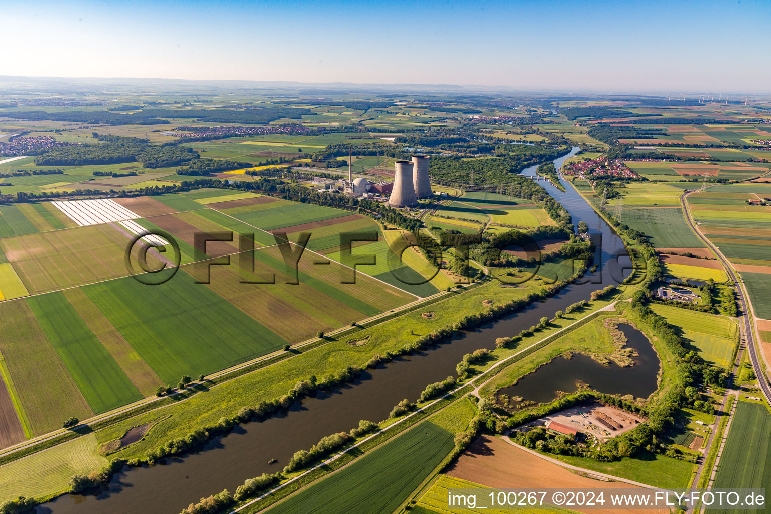 Vue aérienne de Centrale nucléaire sur la route principale à Bergrheinfeld dans le département Bavière, Allemagne