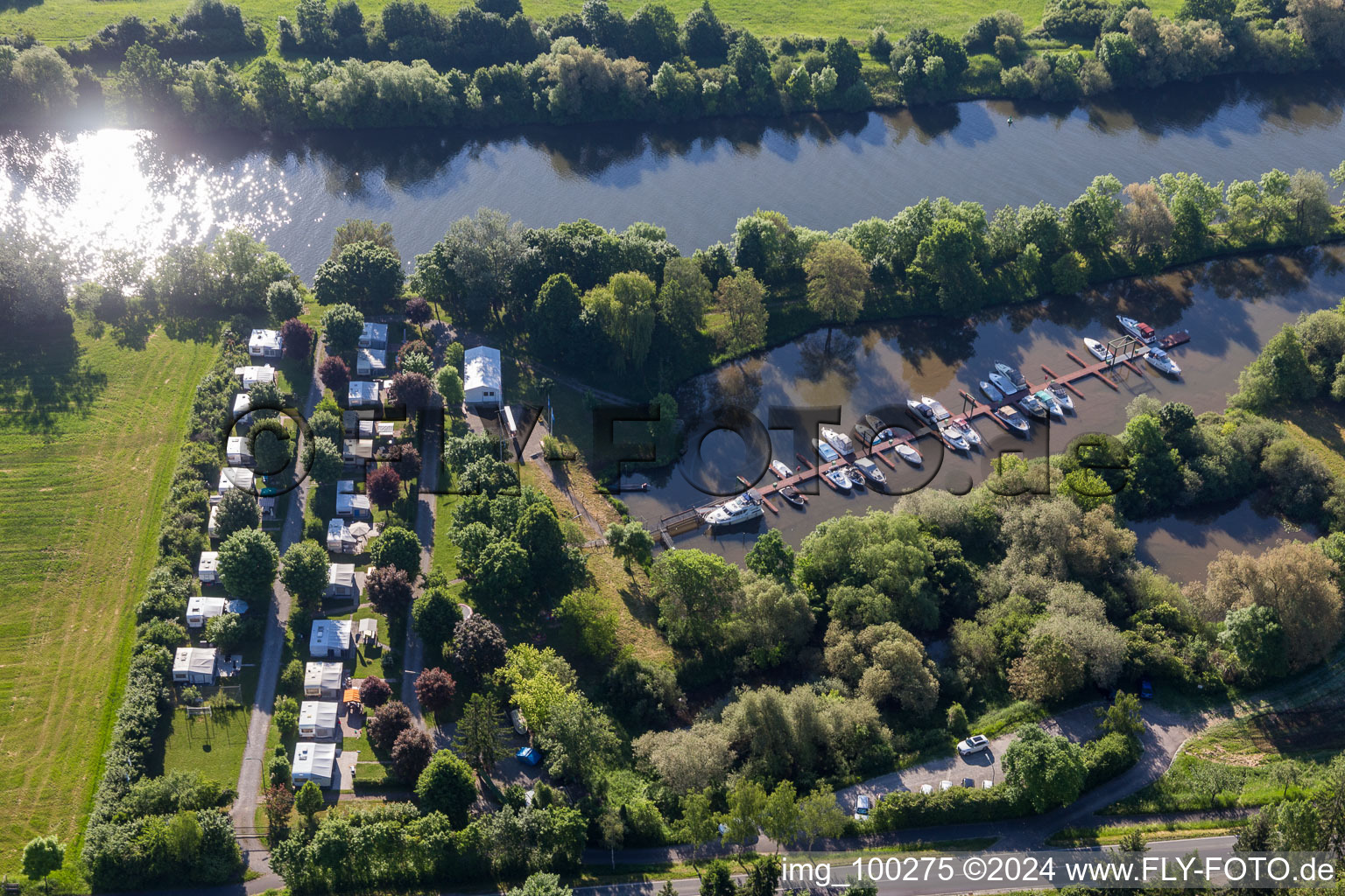 Vue aérienne de Port de plaisance à le quartier Garstadt in Bergrheinfeld dans le département Bavière, Allemagne